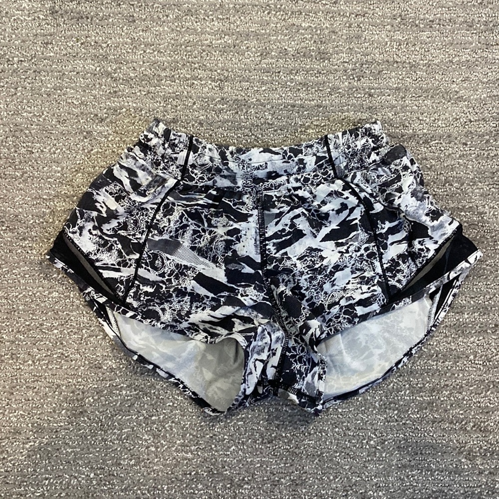 Lululemon hotty hot shorts 2.5”
